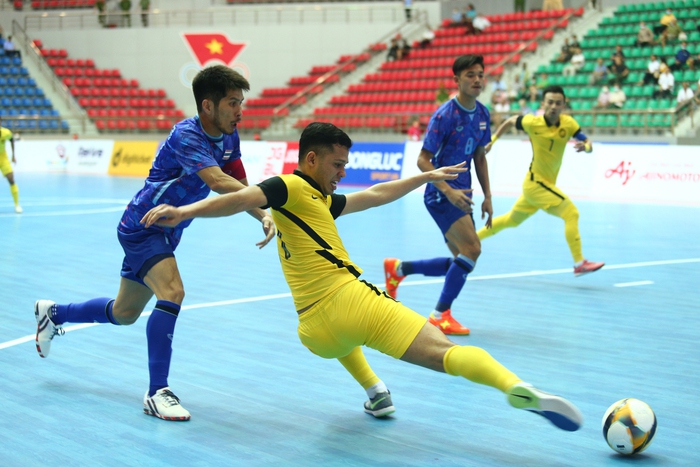 Futsal Thái Lan chiến thắng áp đảo Malaysia trong ngày khai màn futsal tại SEA Games 31 - Ảnh 4.