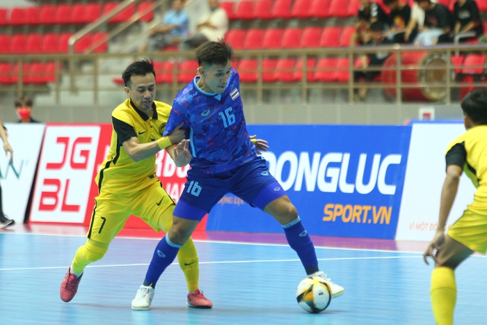 Futsal Thái Lan chiến thắng áp đảo Malaysia trong ngày khai màn futsal tại SEA Games 31 - Ảnh 1.