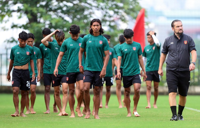 U23 Myanmar đi chân đất tập hồi phục, chờ quyết đấu U23 Việt Nam - Ảnh 2.