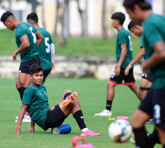 U23 Myanmar đi chân đất tập hồi phục, chờ quyết đấu U23 Việt Nam - Ảnh 6.