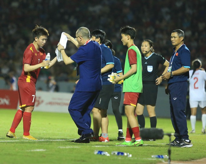 Nguyễn Thị Tuyết Dung hai lần đi bóng kỹ thuật khiến cầu thủ Philippines vất vả đuổi theo - Ảnh 7.