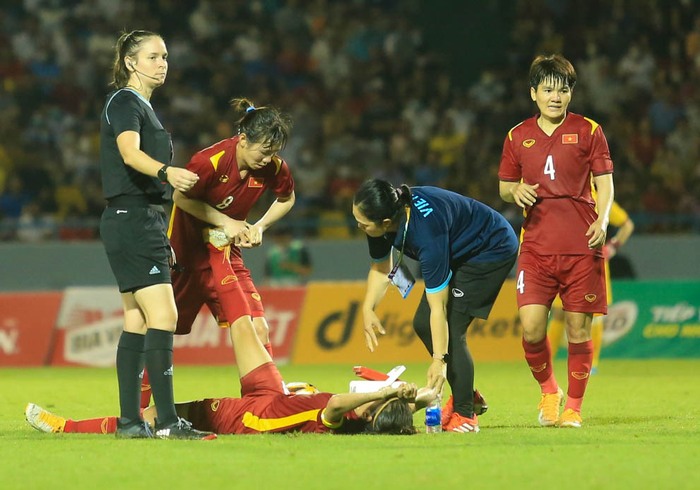 Nguyễn Thị Tuyết Dung hai lần đi bóng kỹ thuật khiến cầu thủ Philippines vất vả đuổi theo - Ảnh 9.