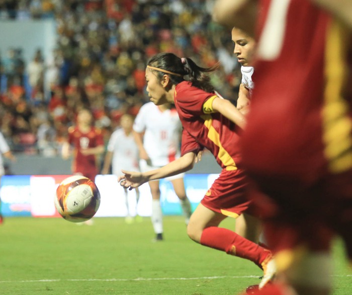 Nguyễn Thị Tuyết Dung hai lần đi bóng kỹ thuật khiến cầu thủ Philippines vất vả đuổi theo - Ảnh 10.