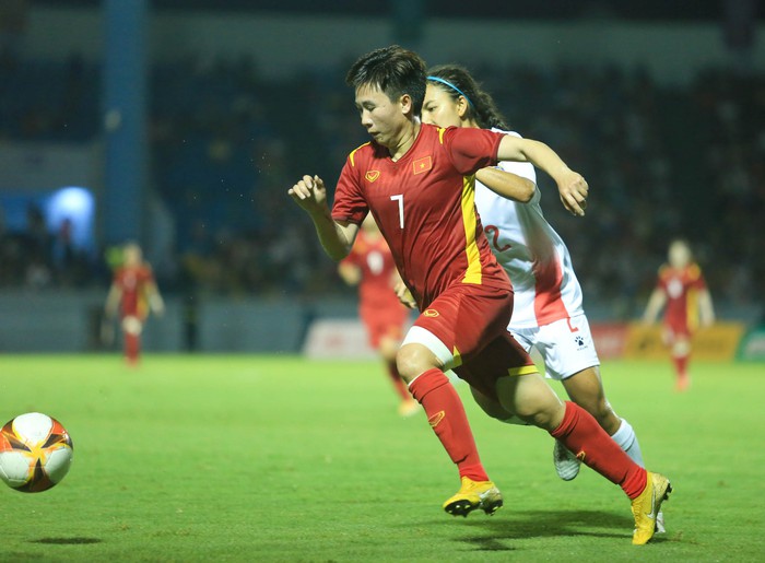 Nguyễn Thị Tuyết Dung hai lần đi bóng kỹ thuật khiến cầu thủ Philippines vất vả đuổi theo - Ảnh 2.