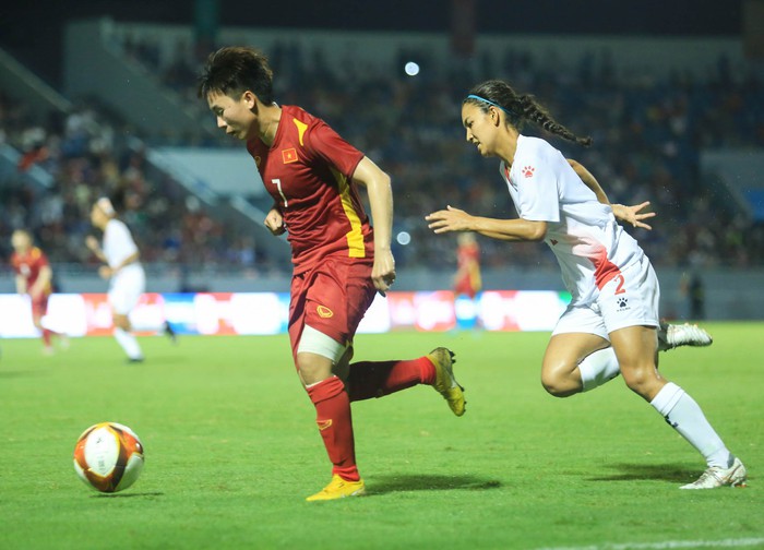 Nguyễn Thị Tuyết Dung hai lần đi bóng kỹ thuật khiến cầu thủ Philippines vất vả đuổi theo - Ảnh 3.