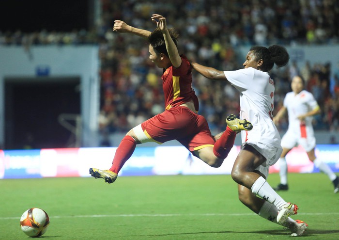 Nguyễn Thị Tuyết Dung hai lần đi bóng kỹ thuật khiến cầu thủ Philippines vất vả đuổi theo - Ảnh 4.