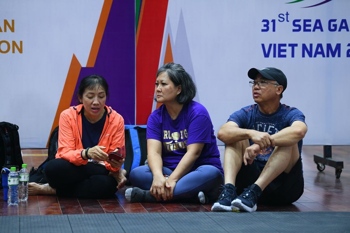 Gặp gỡ cặp phụ huynh di chuyển nửa vòng trái đất để ủng hộ con gái thi đấu cho tuyển bóng rổ Việt Nam - Ảnh 1.