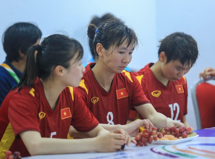 Những khoảnh khắc xúc động phía sau tinh thần thi đấu quật cường của đội tuyển nữ Việt Nam - Ảnh 8.