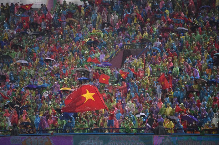 CĐV đội mưa 3 trận liền cổ vũ U23 Việt Nam - Ảnh 9.