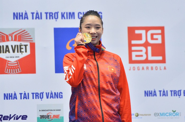 Dương Thúy Vi nhí nhảnh khi nhận huy chương vàng SEA Games 31 - Ảnh 2.