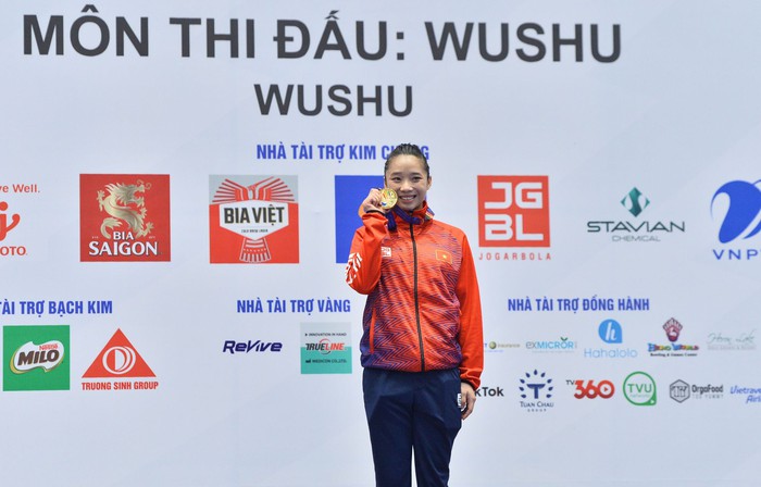 Dương Thúy Vi nhí nhảnh khi nhận huy chương vàng SEA Games 31 - Ảnh 1.