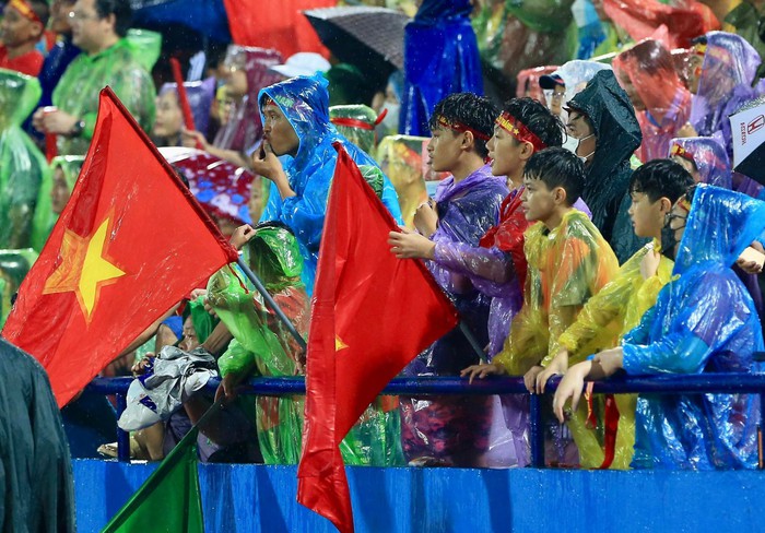 CĐV đội mưa 3 trận liền cổ vũ U23 Việt Nam - Ảnh 3.