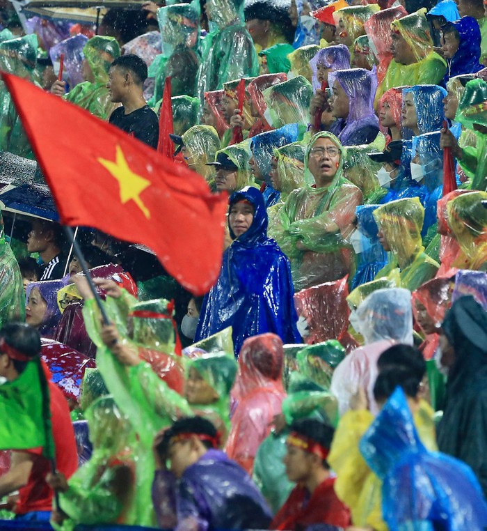 CĐV đội mưa 3 trận liền cổ vũ U23 Việt Nam - Ảnh 5.
