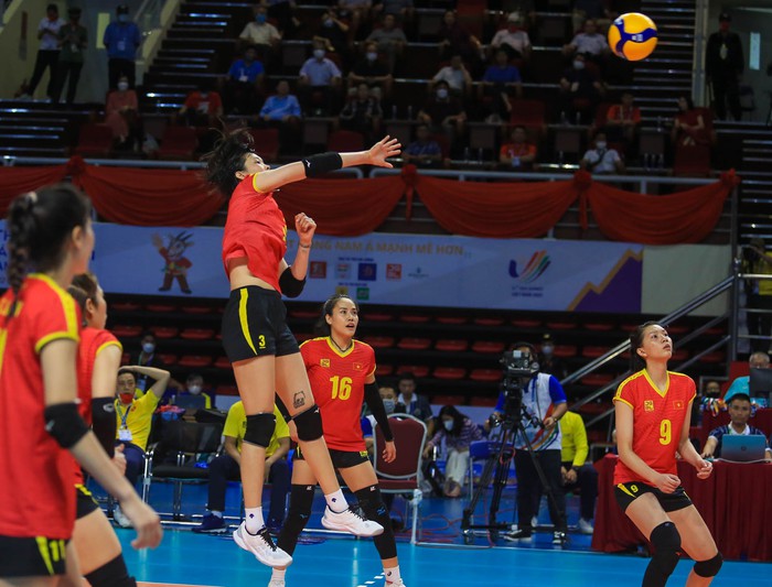 Bóng chuyền nữ Việt Nam ra quân SEA Games 31 thắng lợi, &quot;hạ gục&quot; đối thủ Indonesia  - Ảnh 2.