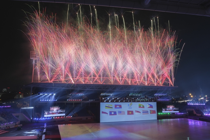 Rực rỡ sắc màu pháo hoa lễ khai mạc SEA Games 31 - Ảnh 1.