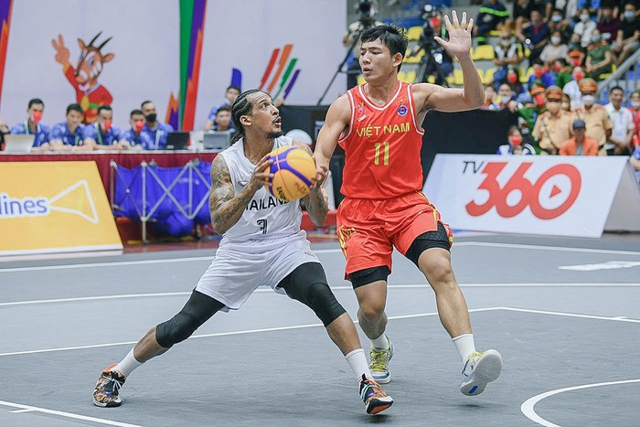 Thắng kịch tính Thái Lan, đội tuyển bóng rổ Việt Nam nắm lợi thế ở SEA Games 31 - Ảnh 1.
