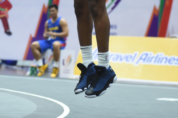 Soi “chiến hài” của các cầu thủ bóng rổ tham dự SEA Games 31 ngày I: Jordan 13 xuất hiện, Kobe chiếm thượng phong - Ảnh 2.