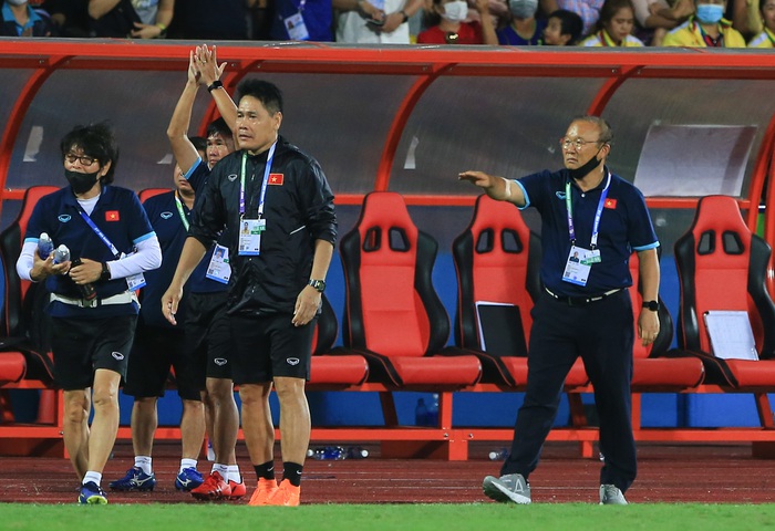 Khoảng lặng của HLV Park, trợ lý Lee sau khi Hùng Dũng xé lưới U23 Myanmar - Ảnh 6.