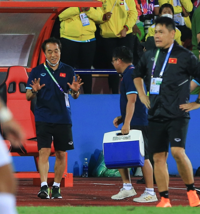 Khoảng lặng của HLV Park, trợ lý Lee sau khi Hùng Dũng xé lưới U23 Myanmar - Ảnh 4.