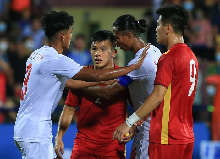 Văn Xuân nổi cáu, cầu thủ U23 Myanmar chủ động xin lỗi làm hoà - Ảnh 5.