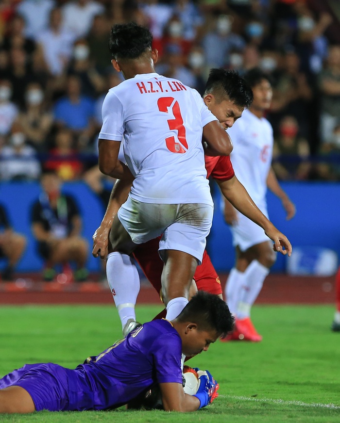 Văn Xuân nổi cáu, cầu thủ U23 Myanmar chủ động xin lỗi làm hoà - Ảnh 2.