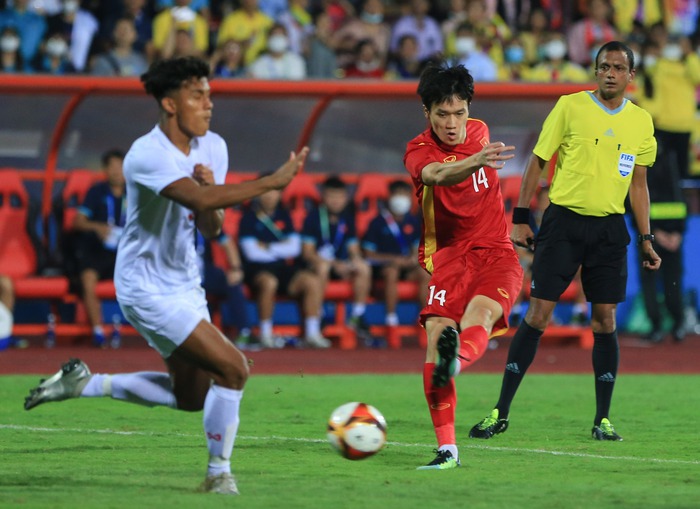 Văn Xuân nổi cáu, cầu thủ U23 Myanmar chủ động xin lỗi làm hoà - Ảnh 10.
