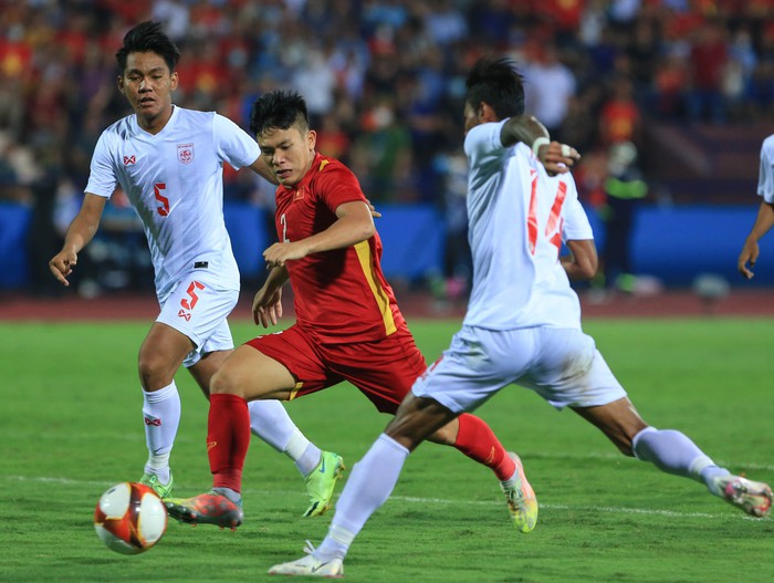 Văn Xuân nổi cáu, cầu thủ U23 Myanmar chủ động xin lỗi làm hoà - Ảnh 7.