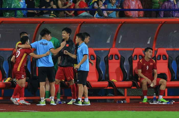 Khoảng lặng của HLV Park, trợ lý Lee sau khi Hùng Dũng xé lưới U23 Myanmar - Ảnh 9.