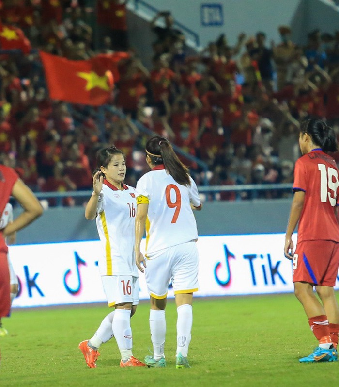 Tuyết Dung lập siêu phẩm, đội tuyển nữ Việt Nam ghi cơn mưa bàn thắng trước Campuchia  - Ảnh 7.
