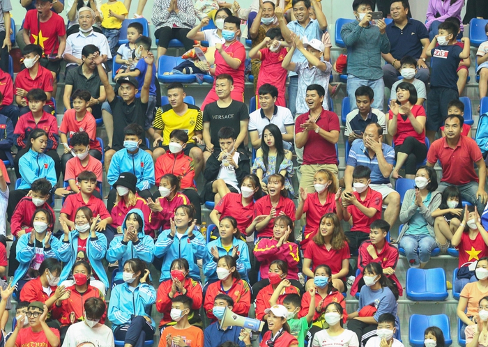 Trần Thị Duyên cùng khán giả phủ kín khán đài trong ngày futsal Việt Nam đại thắng - Ảnh 2.