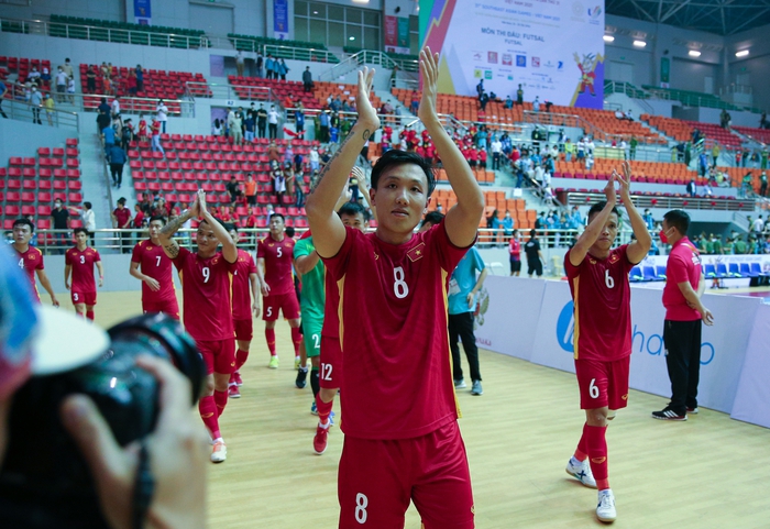 Trần Thị Duyên cùng khán giả phủ kín khán đài trong ngày futsal Việt Nam đại thắng - Ảnh 8.