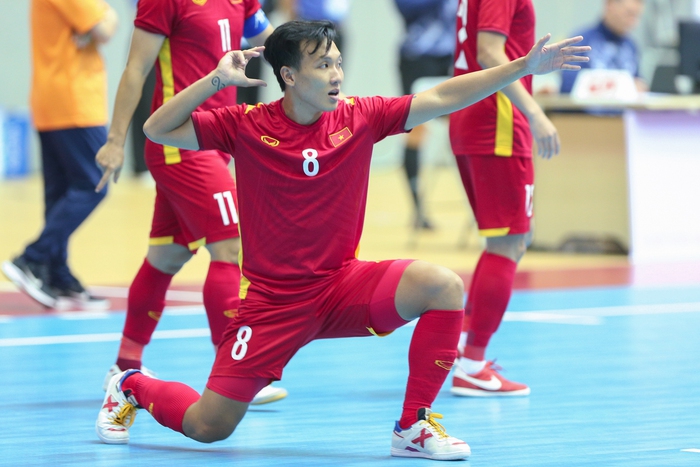 Trần Thị Duyên cùng khán giả phủ kín khán đài trong ngày futsal Việt Nam đại thắng - Ảnh 5.