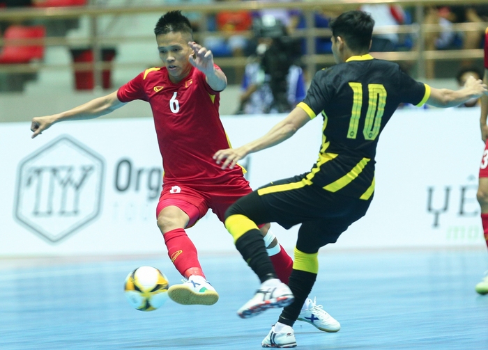 Trần Thị Duyên cùng khán giả phủ kín khán đài trong ngày futsal Việt Nam đại thắng - Ảnh 4.