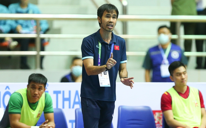 Trần Thị Duyên cùng khán giả phủ kín khán đài trong ngày futsal Việt Nam đại thắng - Ảnh 10.
