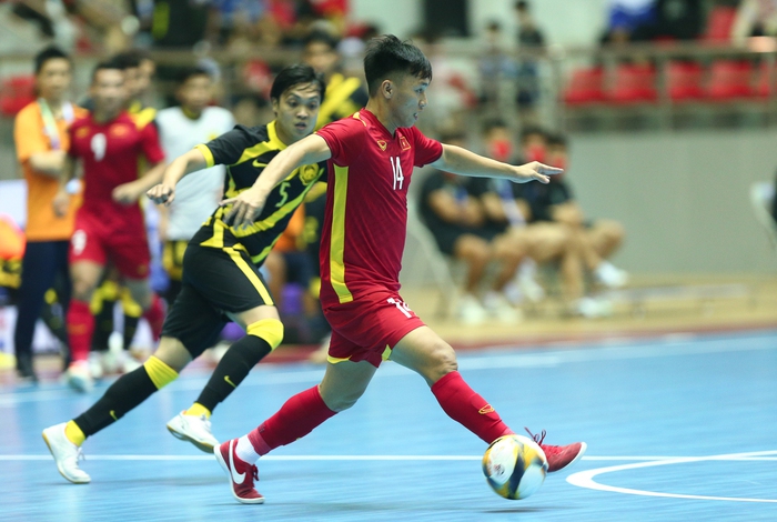 Trần Thị Duyên cùng khán giả phủ kín khán đài trong ngày futsal Việt Nam đại thắng - Ảnh 7.