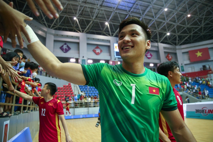 Trần Thị Duyên cùng khán giả phủ kín khán đài trong ngày futsal Việt Nam đại thắng - Ảnh 9.