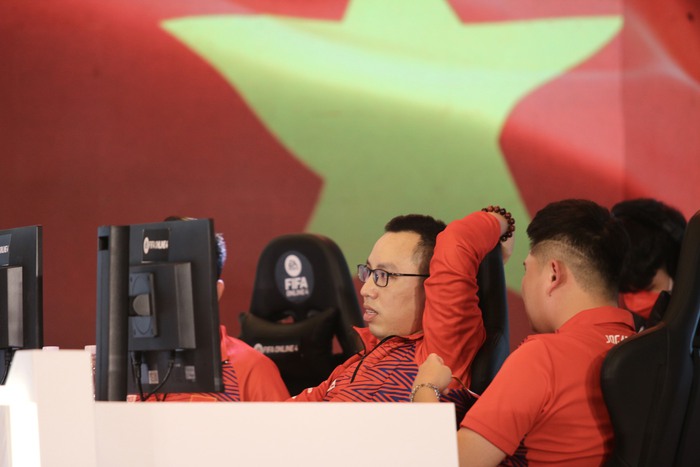 Văn Toàn xuất hiện cổ vũ ĐT FO4 Việt Nam thi đấu playoffs SEA Games 31 - Ảnh 10.