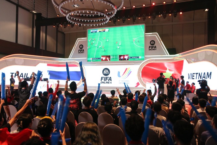 Văn Toàn xuất hiện cổ vũ ĐT FO4 Việt Nam thi đấu playoffs SEA Games 31 - Ảnh 8.
