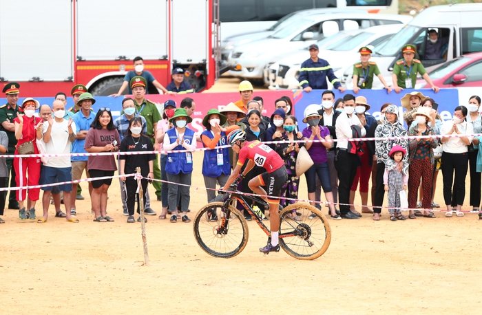 Khán giả Hoà Bình vây kín cuộc đua xe đạp địa hình SEA Games 31 - Ảnh 7.