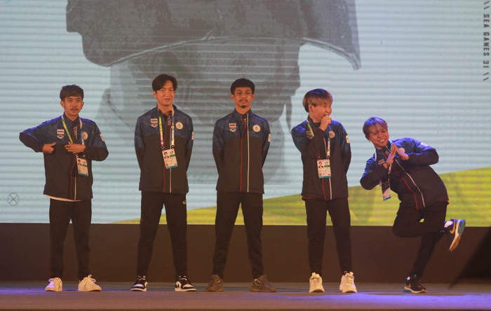 MC Thảo Trang gây ngỡ ngàng với hình ảnh duyên dáng cùng tà áo dài tại SEA Games 31 - Ảnh 10.