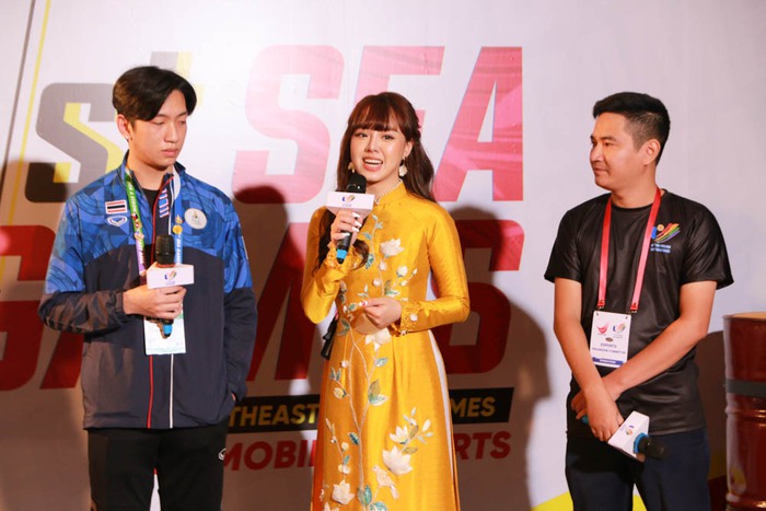 MC Thảo Trang gây ngỡ ngàng với hình ảnh duyên dáng cùng tà áo dài tại SEA Games 31 - Ảnh 2.