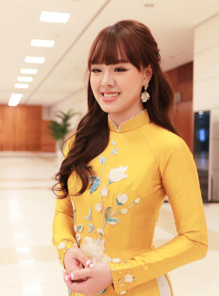 MC Thảo Trang gây ngỡ ngàng với hình ảnh duyên dáng cùng tà áo dài tại SEA Games 31 - Ảnh 3.