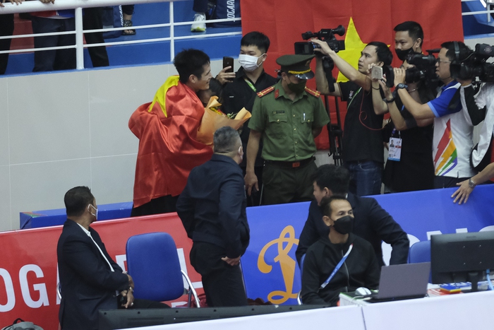 Nguyễn Duy Tuyến ôm chặt vợ sau HCV Pencak Silat SEA Games 31 - Ảnh 4.