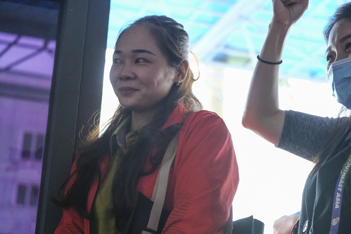 Nguyễn Duy Tuyến ôm chặt vợ sau HCV Pencak Silat SEA Games 31 - Ảnh 5.
