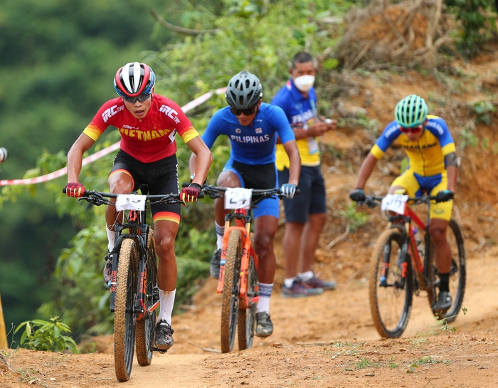 Khán giả Hoà Bình vây kín cuộc đua xe đạp địa hình SEA Games 31 - Ảnh 4.