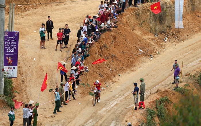 Khán giả Hoà Bình vây kín cuộc đua xe đạp địa hình SEA Games 31 - Ảnh 5.