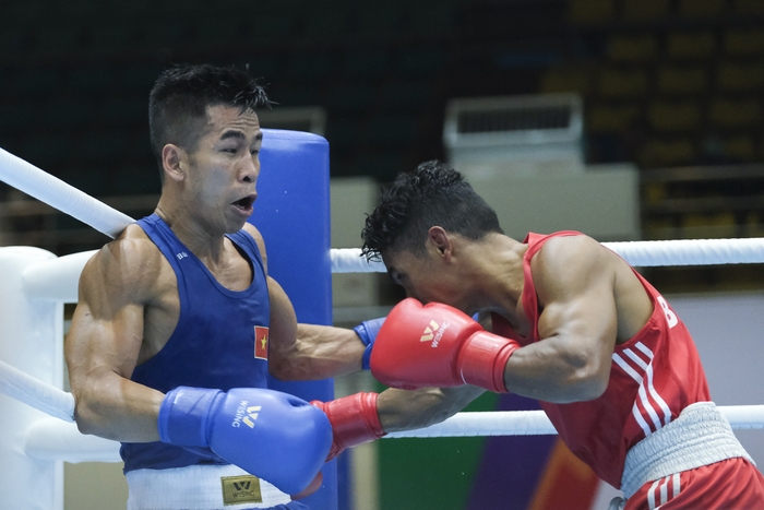 Trần Văn Thảo thi đấu thay phần đồng đội, mang về chiến thắng đầu cho tuyển boxing Việt Nam tại SEA Games 31 - Ảnh 1.