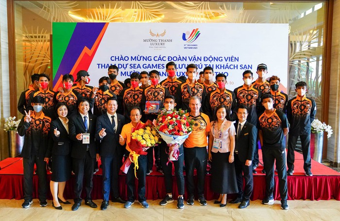 Nữ tình nguyện viên Việt Nam khóc khi chia tay U23 Malaysia ở Việt Trì  - Ảnh 8.