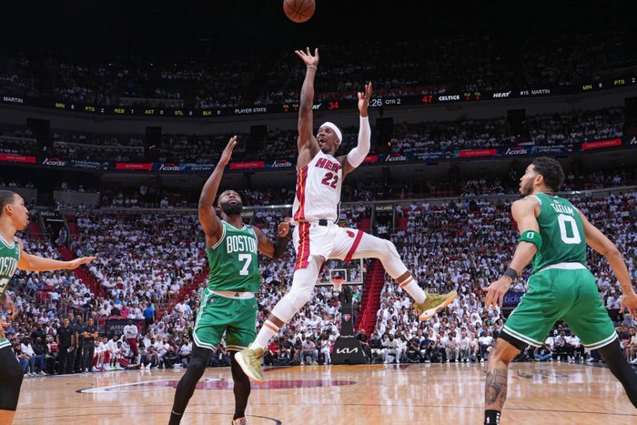 Jimmy Butler &quot;bùng nổ&quot; với 41 điểm, Miami Heat thắng thuyết phục Boston Celtics - Ảnh 2.