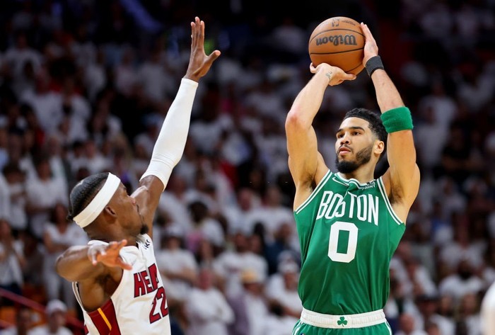 Jimmy Butler &quot;bùng nổ&quot; với 41 điểm, Miami Heat thắng thuyết phục Boston Celtics - Ảnh 1.